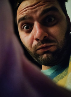 Peter Komarowski schaut nachts wie ein scheues Reh in die Kamera.