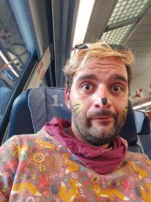 Erstkatzig: Peter Komarowski sitzt als Katze geschmickt in der ersten Klasse eines ICE.