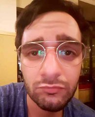 Portrait von Raphael Sansara, dem Alter Ego von Peter Komarowski.